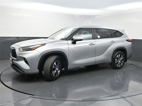 Used 2023 Toyota Highlander XLE image 24