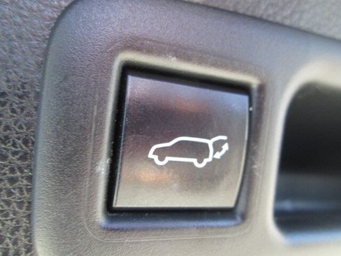 Used 2023 Toyota Highlander XLE AWD/4WD image 12