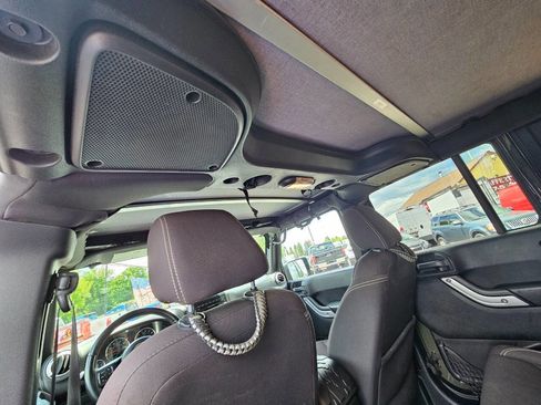 Used 2015 Jeep Wrangler Unlimited Rubicon w/ Connectivity Group AWD/4WD image 25