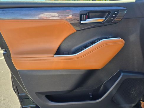 Used 2024 Toyota Highlander Platinum image 21