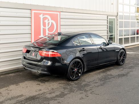 Used 2018 Jaguar XE Prestige image 40