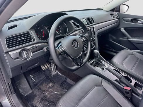 Used 2018 Volkswagen Passat 2.0T R-Line w/ R-Line Lighting Package FWD image 9