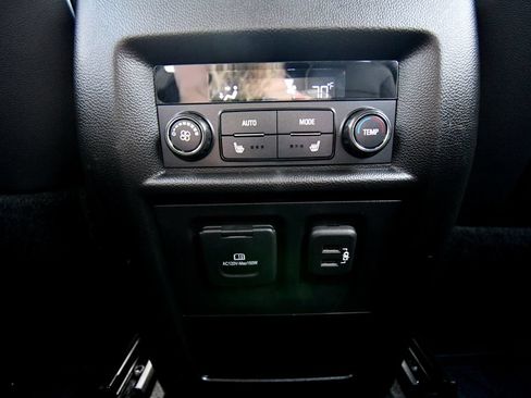 Used 2023 Chevrolet Traverse Premier AWD/4WD image 19