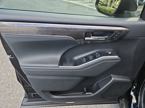 New 2025 Toyota Highlander Platinum image 19