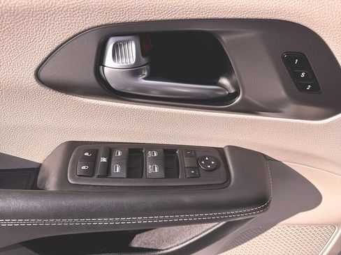 Used 2024 Chrysler Pacifica Touring-L FWD image 22