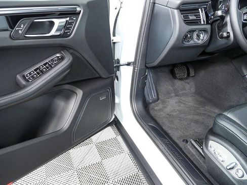 New 2026 Porsche Macan AWD image 8