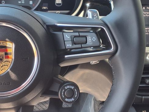 Certified 2025 Porsche Macan image 14