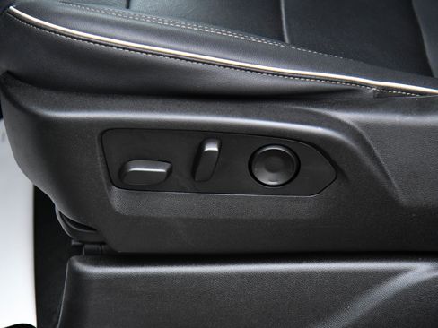 Used 2023 Chevrolet Suburban Premier image 17