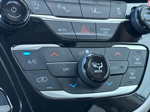 Used 2023 Chrysler Pacifica Touring-L image 29