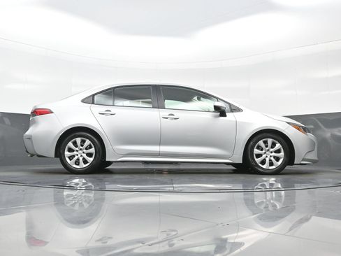 Used 2025 Toyota Corolla LE FWD image 31