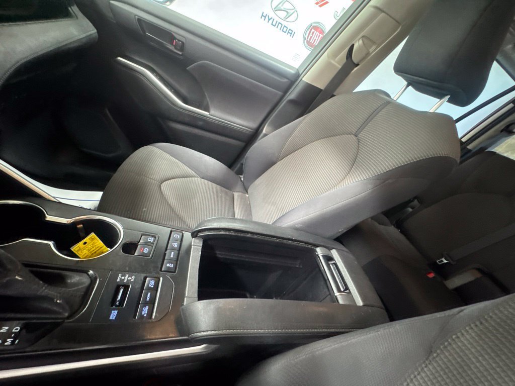 Used 2021 Toyota Highlander LE AWD/4WD image 25