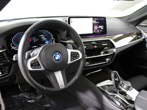 Used 2023 BMW 530e w/ M Sport Package image 8