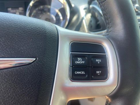 Used 2016 Chrysler Town & Country Touring-L image 27