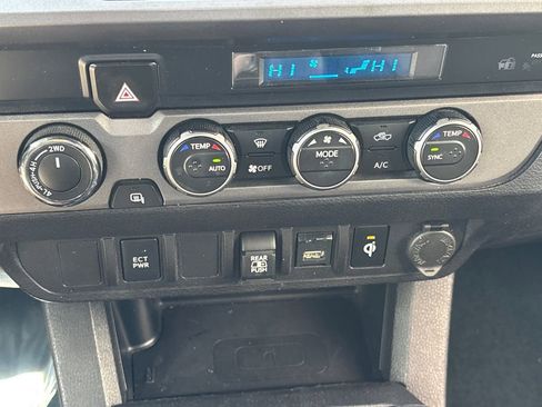 Used 2022 Toyota Tacoma TRD Off-Road AWD/4WD image 15