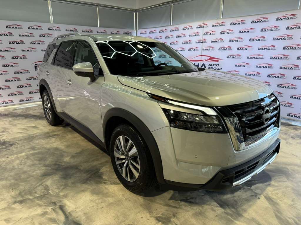 Used 2025 Nissan Pathfinder SL FWD image 5