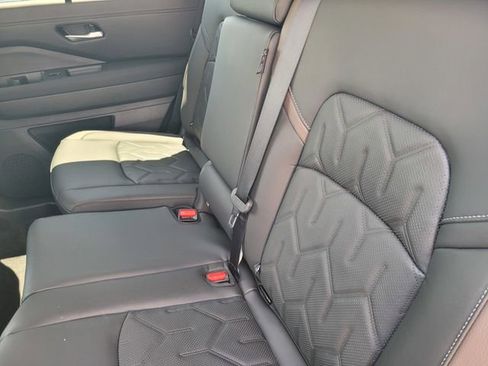 New 2026 Nissan Pathfinder Platinum AWD/4WD image 9