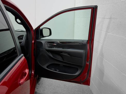 Used 2014 Dodge Grand Caravan SXT image 17