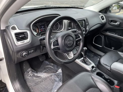 Used 2018 Jeep Compass Latitude FWD image 17