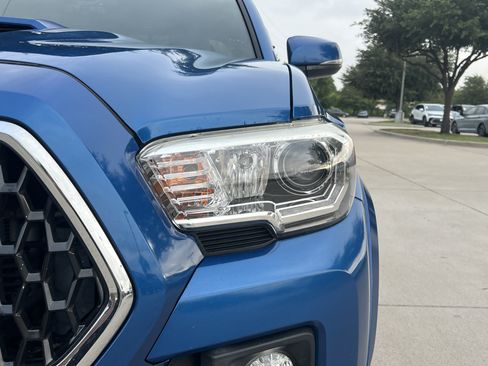 Used 2018 Toyota Tacoma TRD Sport w/ Technology Package RWD image 6