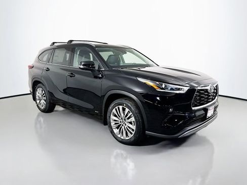 New 2026 Toyota Highlander Platinum image 10