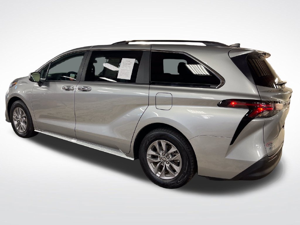 Certified 2025 Toyota Sienna XLE FWD image 3