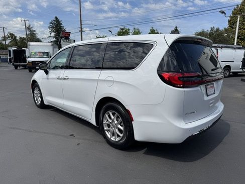 Used 2024 Chrysler Pacifica Touring-L FWD image 2