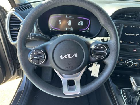 Used 2025 Kia Soul LX w/ LX Technology Package FWD image 23
