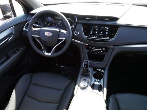 New 2025 Cadillac XT6 Luxury image 7