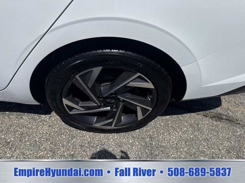 Used 2024 Hyundai Elantra SEL w/ Convenience Package FWD image 11