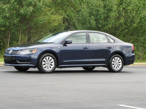 Used 2015 Volkswagen Passat 1.8T Wolfsburg Edition w/ Technology Package FWD image 3