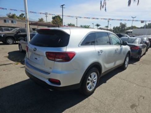 Used 2019 Kia Sorento AWD V6 image 3