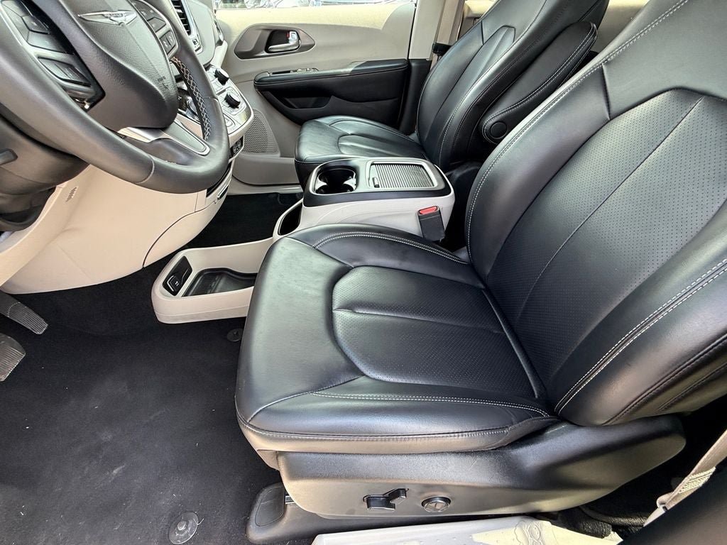 Used 2024 Chrysler Pacifica Touring-L FWD image 12