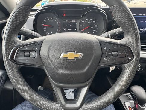 Used 2025 Chevrolet Trax LS w/ LS Convenience Package image 11