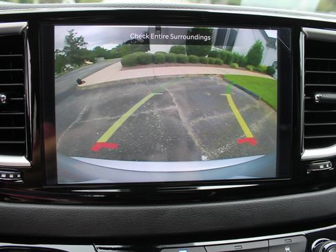 Used 2024 Chrysler Pacifica Select image 34