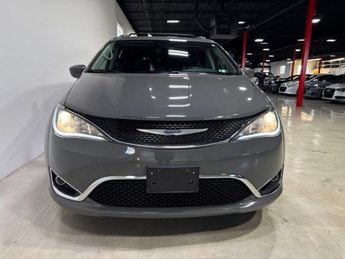 Used 2020 Chrysler Pacifica Touring-L Plus FWD image 9