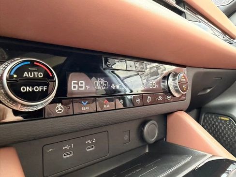 Used 2025 Mitsubishi Outlander SEL image 12