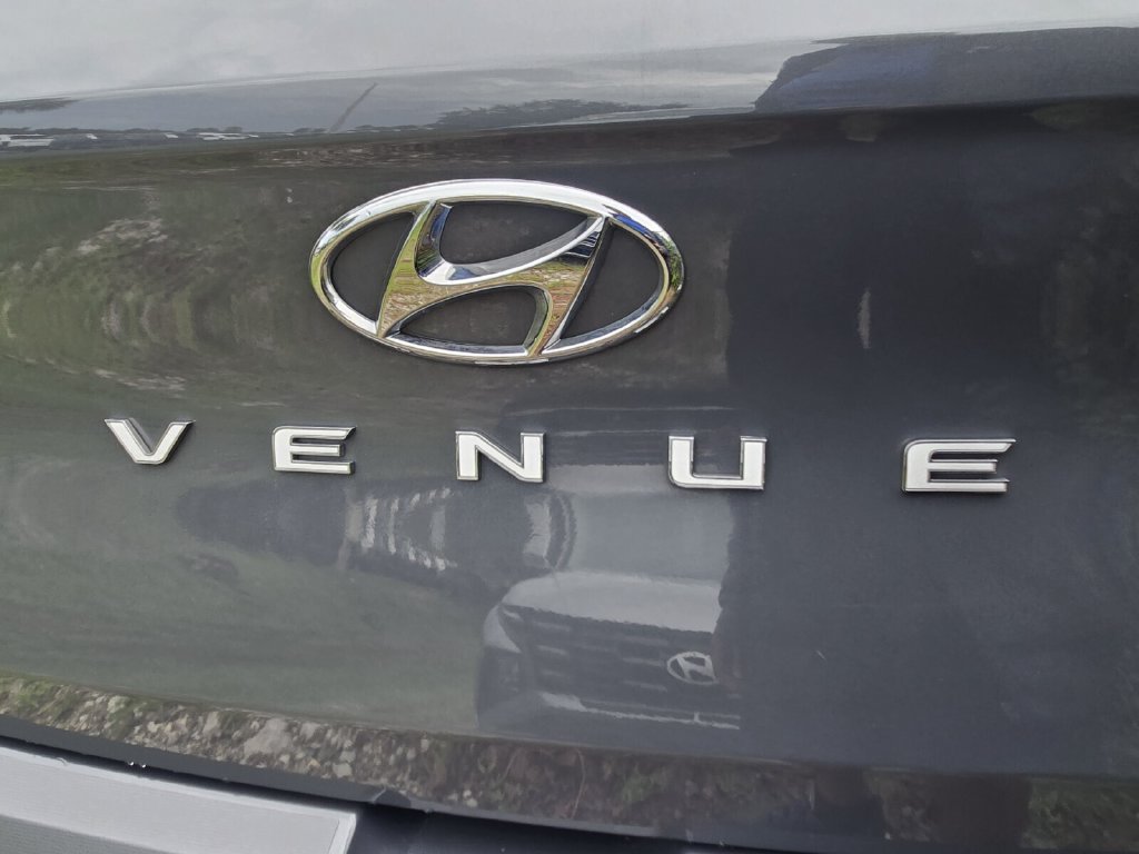 Used 2023 Hyundai Venue Limited w/ Cargo Package FWD image 9