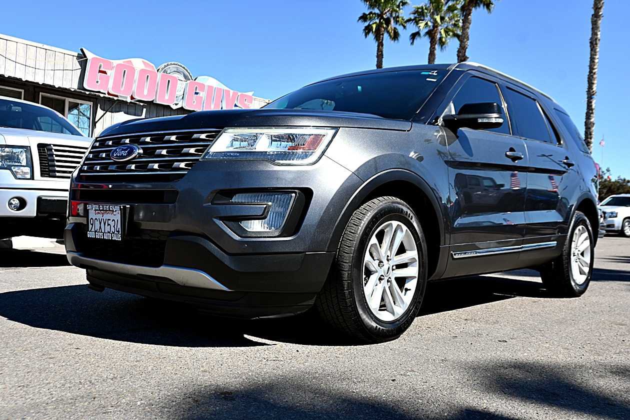 Used 2017 Ford Explorer XLT FWD image 1