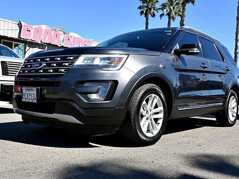 Used 2017 Ford Explorer XLT FWD image 1