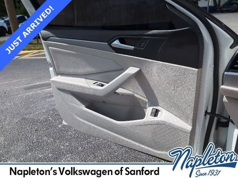 Used 2024 Volkswagen Jetta SE w/ Panoramic Sunroof Package FWD image 19