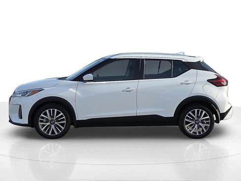 Used 2024 Nissan Kicks SV image 3