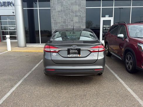 Used 2017 Ford Fusion SE FWD image 16