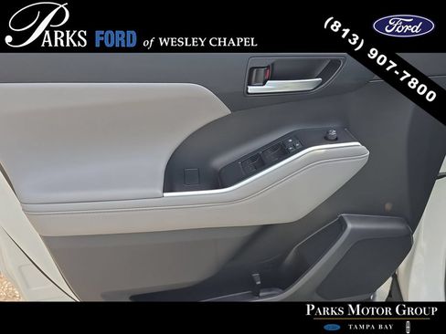 Used 2022 Toyota Highlander XLE FWD image 17