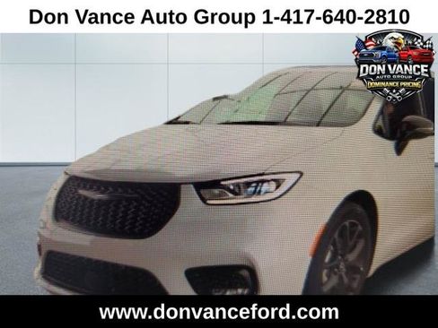 Used 2025 Chrysler Pacifica Limited image 1