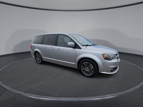 Used 2019 Dodge Grand Caravan GT FWD image 2