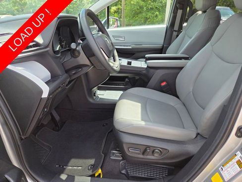 Used 2025 Toyota Sienna XLE FWD image 27