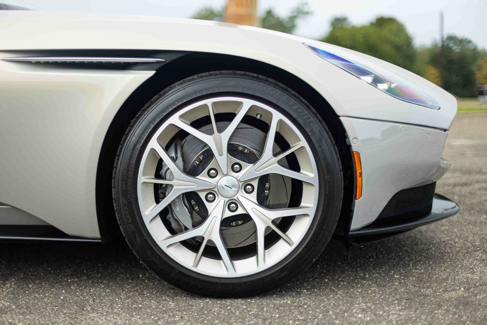 Used 2019 Aston Martin DB11 Volante RWD image 32