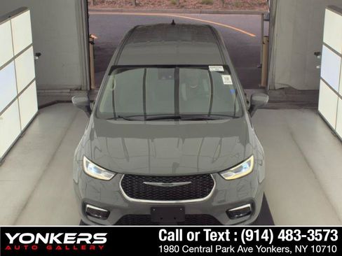 Used 2023 Chrysler Pacifica Touring-L FWD image 2
