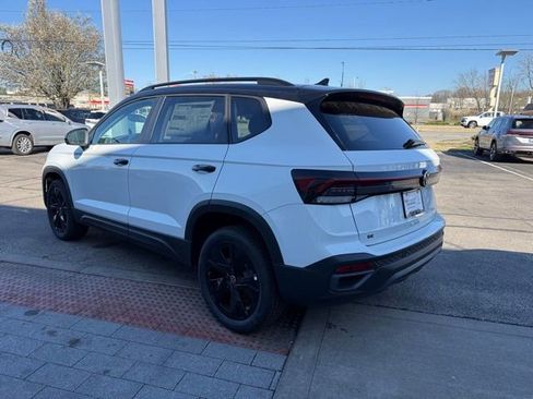 New 2026 Volkswagen Taos SE FWD image 4