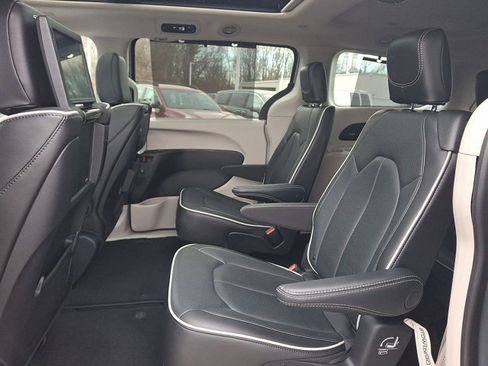 Used 2023 Chrysler Pacifica Limited w/ Uconnect Theater Family Group image 22